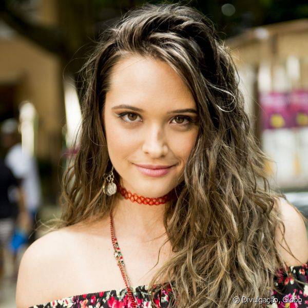 Segundo entrevista da atriz ao jornal O Globo, antes de estourar como modelo, a personagem Cassandra usava maquiagem mais exagerada 